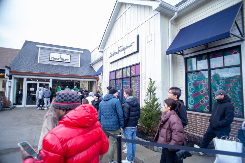 People Queuing in Line To Enter the Nike Store on Black Friday Editorial  Stock Image - Image of center, enter: 262466064
