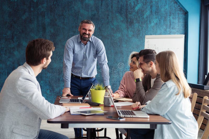 Gente humana del entrenamiento del director de recursos sobre la compañía y las perspectivas futuras Grupo de empresarios que se fotos de archivo Gente humana del entrenamiento del director de recursos sobre la compañía y las perspectivas futuras Grupo de empresarios que se fotos de archivo