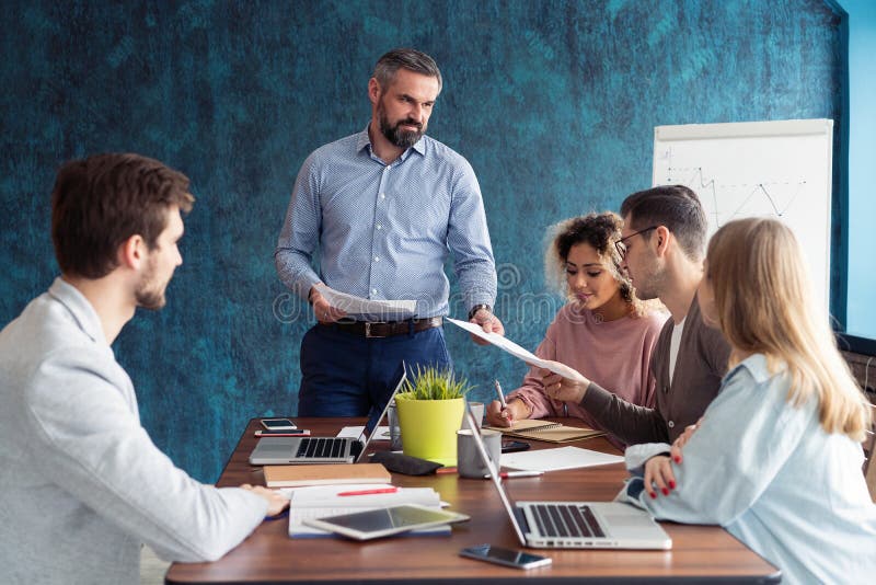Gente humana del entrenamiento del director de recursos sobre la compañía y las perspectivas futuras Grupo de empresarios que se imagen de archivo Gente humana del entrenamiento del director de recursos sobre la compañía y las perspectivas futuras Grupo de empresarios que se imagen de archivo