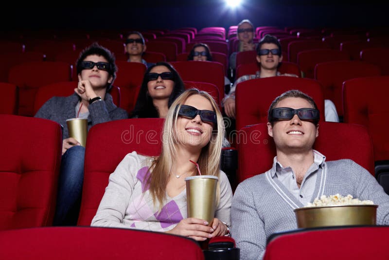 Gente joven en el cine 3D foto de archivo libre de regalías Gente joven en el cine 3D foto de archivo libre de regalías