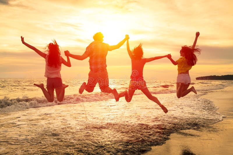 gente joven feliz que salta en la playa fotos de archivo libres de regalías gente joven feliz que salta en la playa fotos de archivo libres de regalías