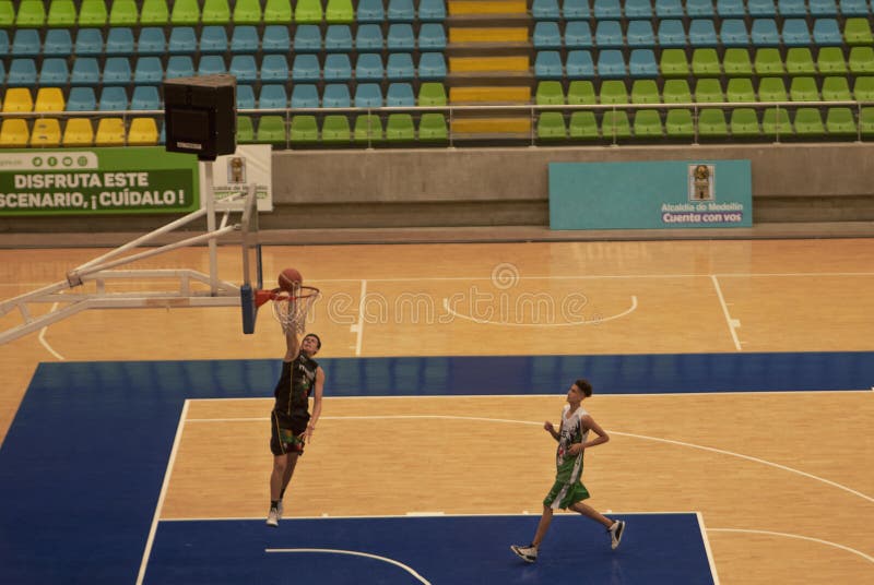 Gente joven que juega a baloncesto fotografía de archivo Gente joven que juega a baloncesto fotografía de archivo