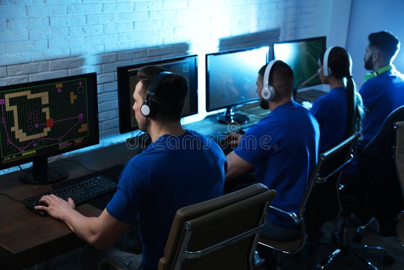 Gente joven que juega a los videojuegos en los ordenadores Torneo de Esports