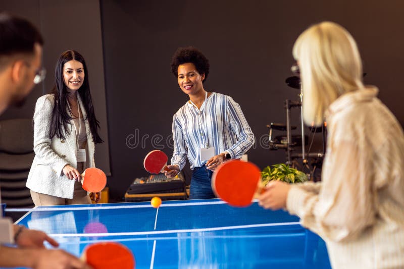 Gente jugando ping pong en la oficina del trabajo foto de archivo libre de regalías