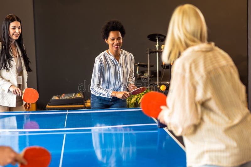 Gente jugando ping pong en la oficina del trabajo foto de archivo libre de regalías