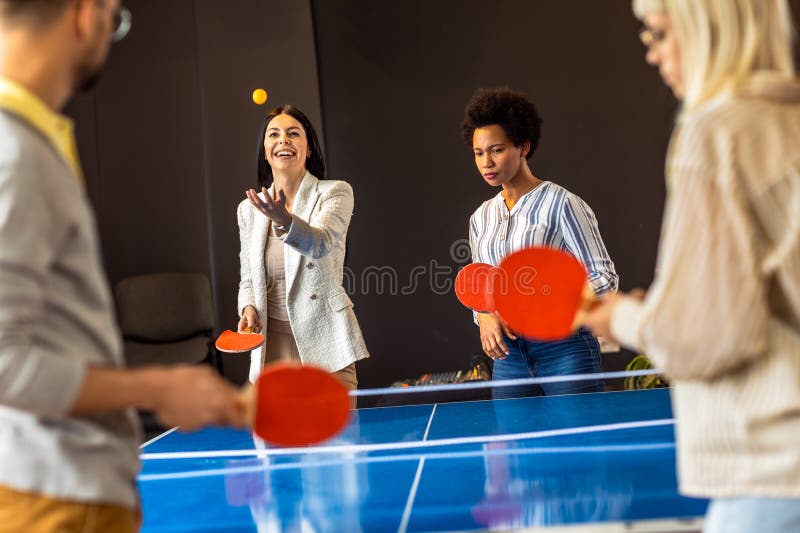 Gente jugando ping pong en la oficina del trabajo fotografía de archivo libre de regalías