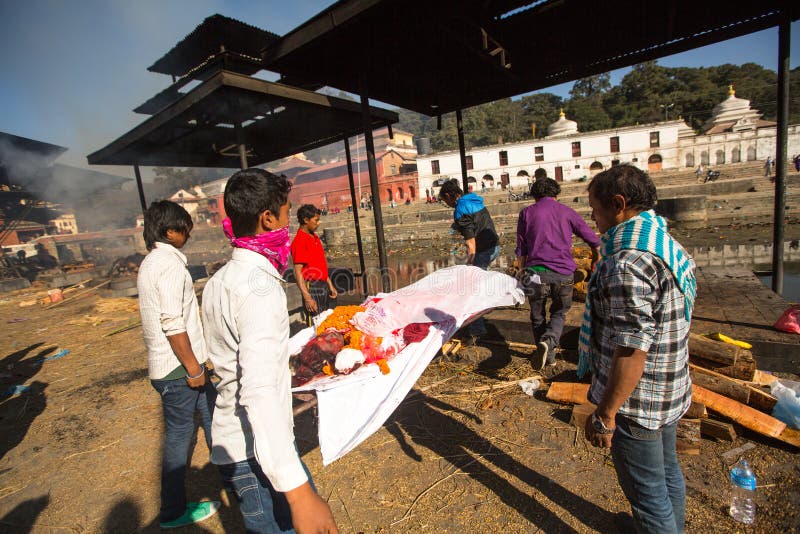 Gente local no identificada durante la ceremonia de la cremación a lo largo del río santo de Bagmati en Bhasmeshvar Ghat fotos de archivo libres de regalías Gente local no identificada durante la ceremonia de la cremación a lo largo del río santo de Bagmati en Bhasmeshvar Ghat fotos de archivo libres de regalías