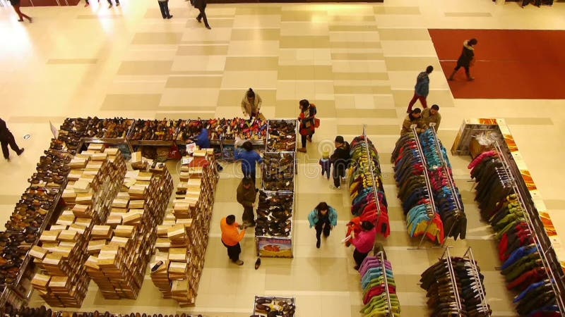 Gente Lookdown che compera per i vestiti & le scarpe nel centro commerciale, porcellana