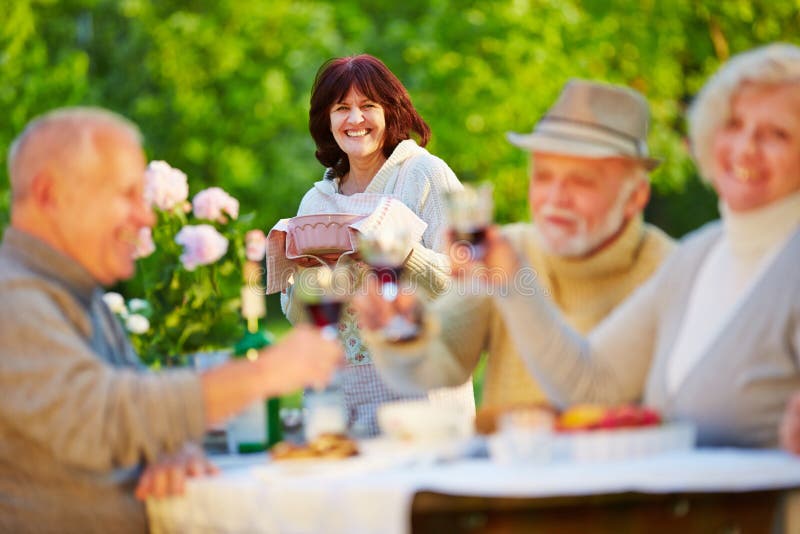 Gente mayor que celebra cumpleaños con el vino imágenes de archivo libres de regalías Gente mayor que celebra cumpleaños con el vino imágenes de archivo libres de regalías