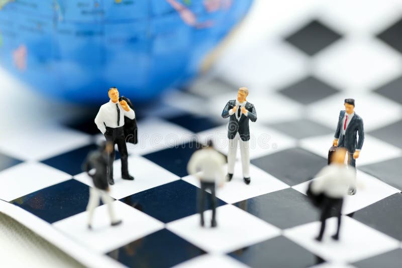 Gente miniatura: entrenamiento de la estrategia del equipo del negocio con concepto del ajedrez, de la blanco, de la decisión y d fotos de archivo libres de regalías Gente miniatura: entrenamiento de la estrategia del equipo del negocio con concepto del ajedrez, de la blanco, de la decisión y d fotos de archivo libres de regalías