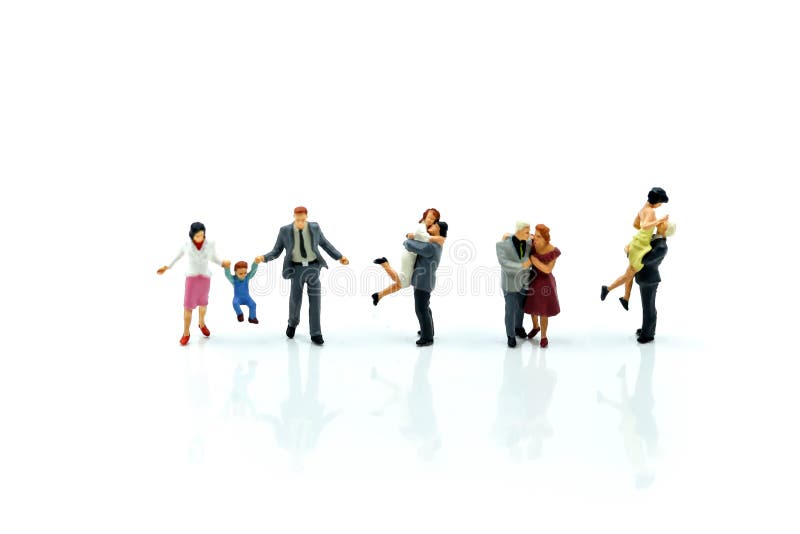 Gente miniatura: Famiglia e coppie di amore che ritengono felici fotografia stock Gente miniatura: Famiglia e coppie di amore che ritengono felici fotografia stock