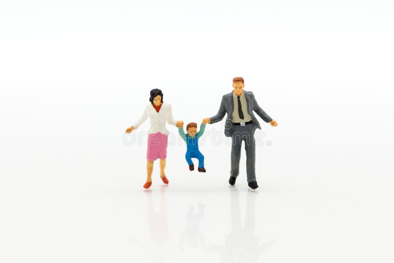 Gente miniatura: Figura de la familia que se coloca en el piso blanco Uso de la imagen para la planificación de la jubilación del imágenes de archivo libres de regalías Gente miniatura: Figura de la familia que se coloca en el piso blanco Uso de la imagen para la planificación de la jubilación del imágenes de archivo libres de regalías