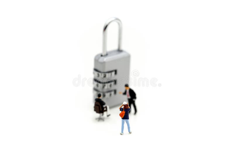 Gente miniatura: fotógrafo que tira a un hombre de negocios con la cerradura imagen de archivo Gente miniatura: fotógrafo que tira a un hombre de negocios con la cerradura imagen de archivo