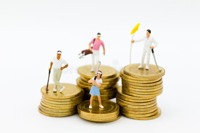Gente miniatura: Giocatori di golf che stanno sulle monete Uso di immagine per Uso di immagine per lo sport, attività, concetto d