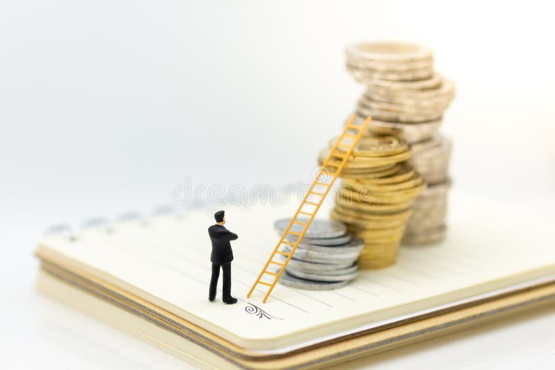 Gente miniatura: Hombre de negocios que piensa y que se coloca en la pila de monedas con la escalera Uso de la imagen para el cre fotografía de archivo libre de regalías Gente miniatura: Hombre de negocios que piensa y que se coloca en la pila de monedas con la escalera Uso de la imagen para el cre fotografía de archivo libre de regalías