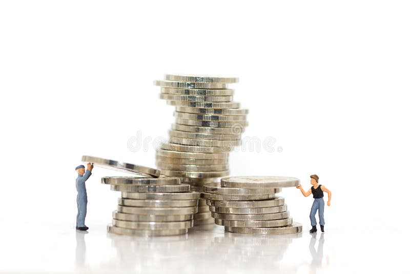 Gente miniatura: I lavoratori lavorano duro per tenere i soldi per uso di ogni giorno immagine stock libera da diritti Gente miniatura: I lavoratori lavorano duro per tenere i soldi per uso di ogni giorno immagine stock libera da diritti