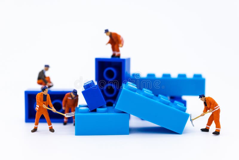 Gente miniatura: I lavoratori sono riparare, sistemante le componenti per i lavori di costruzione Immagini di uso per l'affare di fotografie stock Gente miniatura: I lavoratori sono riparare, sistemante le componenti per i lavori di costruzione Immagini di uso per l'affare di fotografie stock