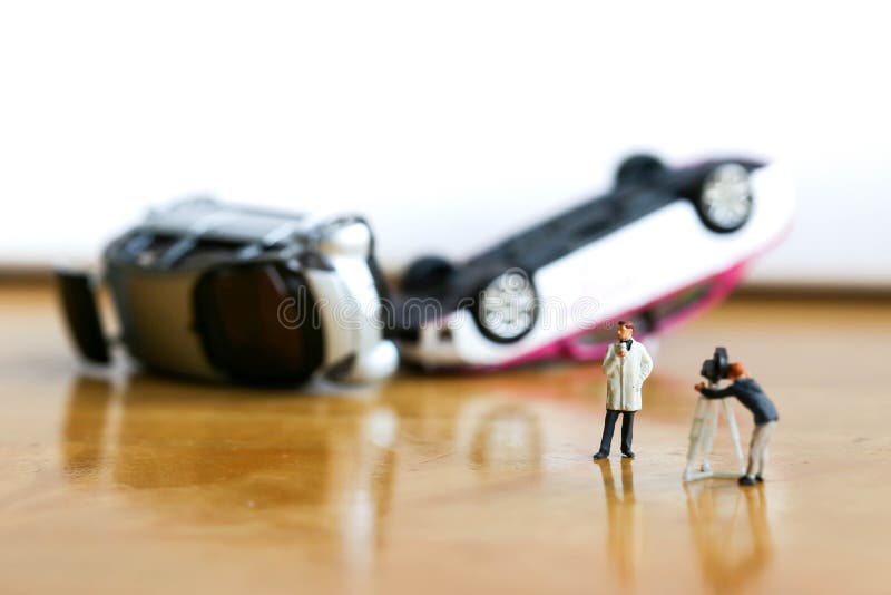 Gente miniatura: il piccolo gruppo del reporter della TV dell'incidente stradale fotografie stock libere da diritti Gente miniatura: il piccolo gruppo del reporter della TV dell'incidente stradale fotografie stock libere da diritti