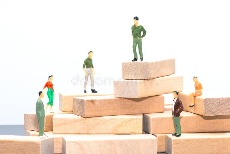 Gente miniatura: le piccole figure uomini d'affari stanno e si siedono sul wo fotografie stock Gente miniatura: le piccole figure uomini d'affari stanno e si siedono sul wo fotografie stock