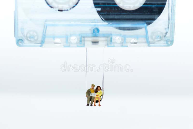 Gente miniatura: Los pares se sientan en línea dentro del casete compacto Uso de la imagen para la canción de amor, música, conce stock de ilustración Gente miniatura: Los pares se sientan en línea dentro del casete compacto Uso de la imagen para la canción de amor, música, conce stock de ilustración