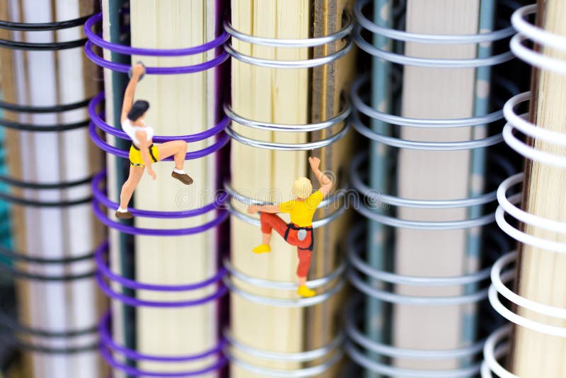 Gente miniatura: Scalatore che scala sul libro Uso di immagine per l'apprendimento, concetto di istruzione immagine stock libera da diritti Gente miniatura: Scalatore che scala sul libro Uso di immagine per l'apprendimento, concetto di istruzione immagine stock libera da diritti