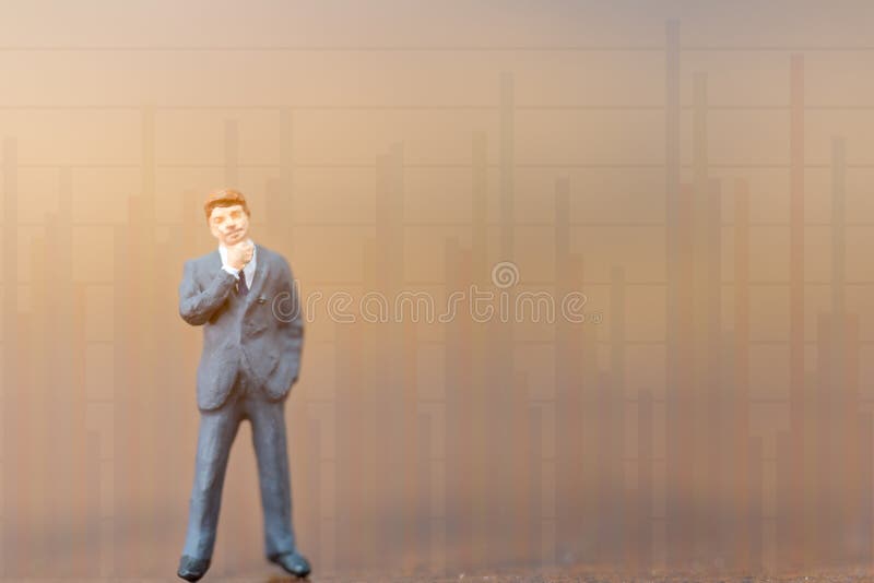 Gente miniatura: Uomo d'affari che pensa con il progetto per investme fotografie stock libere da diritti Gente miniatura: Uomo d'affari che pensa con il progetto per investme fotografie stock libere da diritti
