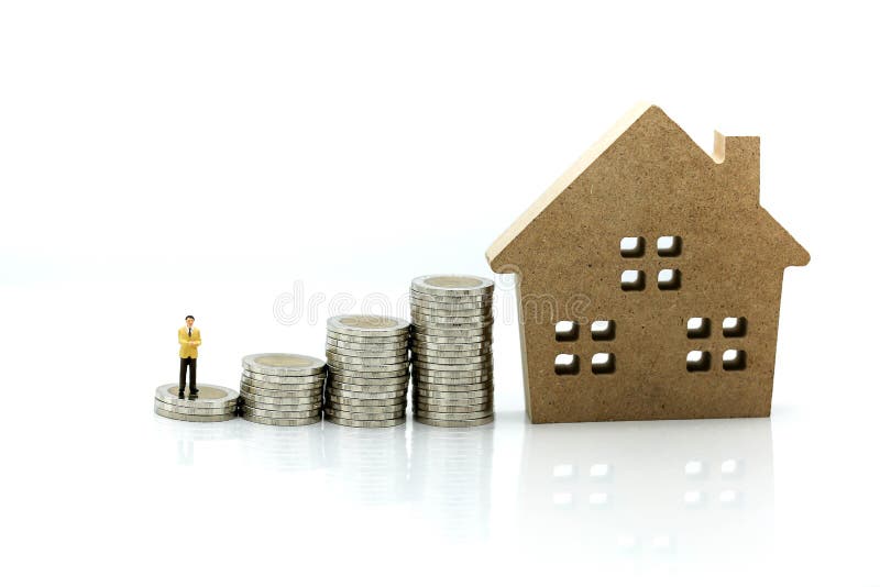 Gente miniatura: Uomo d'affari con la casa e la pila di carta di coi immagini stock Gente miniatura: Uomo d'affari con la casa e la pila di carta di coi immagini stock