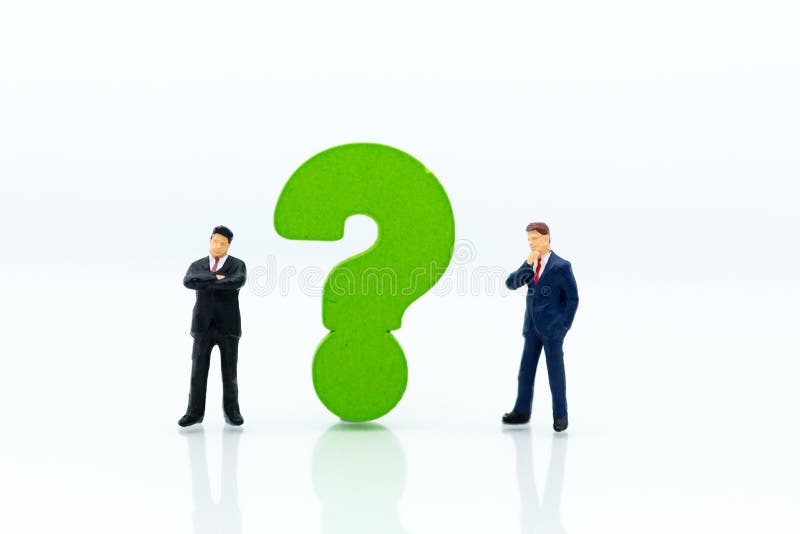 Gente miniatura: Uomo d'affari e punto interrogativo Uso per le risposte del ritrovamento, soluzione, concetto di immagine di aff fotografia stock libera da diritti Gente miniatura: Uomo d'affari e punto interrogativo Uso per le risposte del ritrovamento, soluzione, concetto di immagine di aff fotografia stock libera da diritti