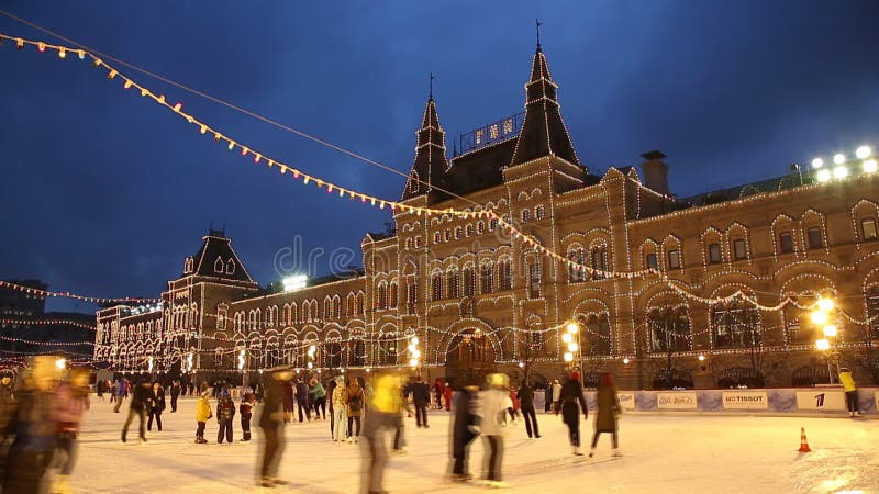 Gente monta en la pista de hielo en la plaza roja en moscú. rusia