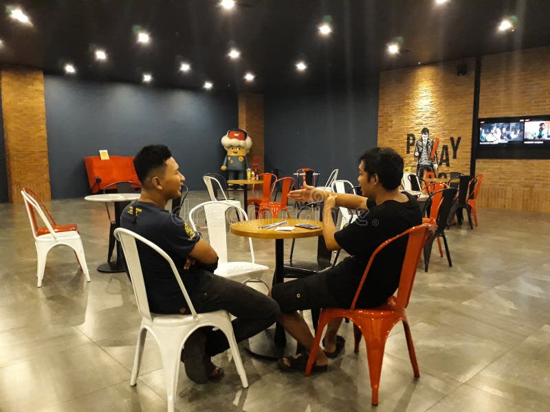 Gente non identificata Coppie dell'affare di conversazione maschio asiatico nel cinema dell'ingresso CGV fotografia stock libera da diritti Gente non identificata Coppie dell'affare di conversazione maschio asiatico nel cinema dell'ingresso CGV fotografia stock libera da diritti
