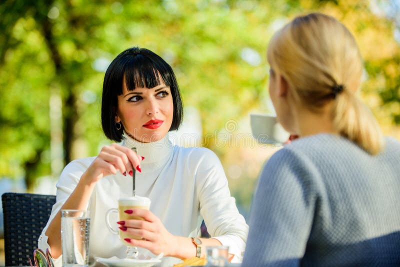 Gente pi? vicina Gli amici di ragazze bevono la conversazione del caffè Terrazzo del caffè delle donne di conversazione Relazioni immagine stock Gente pi? vicina Gli amici di ragazze bevono la conversazione del caffè Terrazzo del caffè delle donne di conversazione Relazioni immagine stock