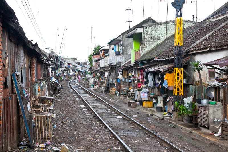 Gente pobre no identificada que vive en los tugurios, Indonesia. fotografía de archivo libre de regalías Gente pobre no identificada que vive en los tugurios, Indonesia. fotografía de archivo libre de regalías