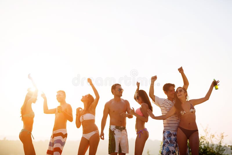 Gente que baila en verano fotografía de archivo Gente que baila en verano fotografía de archivo
