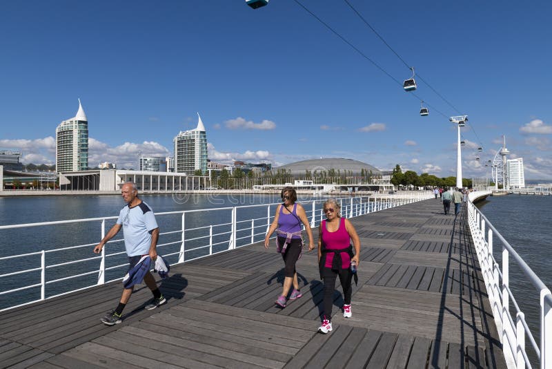 Gente que camina en el parque de naciones Parque das Nacoes en la ciudad de Lisboa, en Portugal fotos de archivo libres de regalías Gente que camina en el parque de naciones Parque das Nacoes en la ciudad de Lisboa, en Portugal fotos de archivo libres de regalías