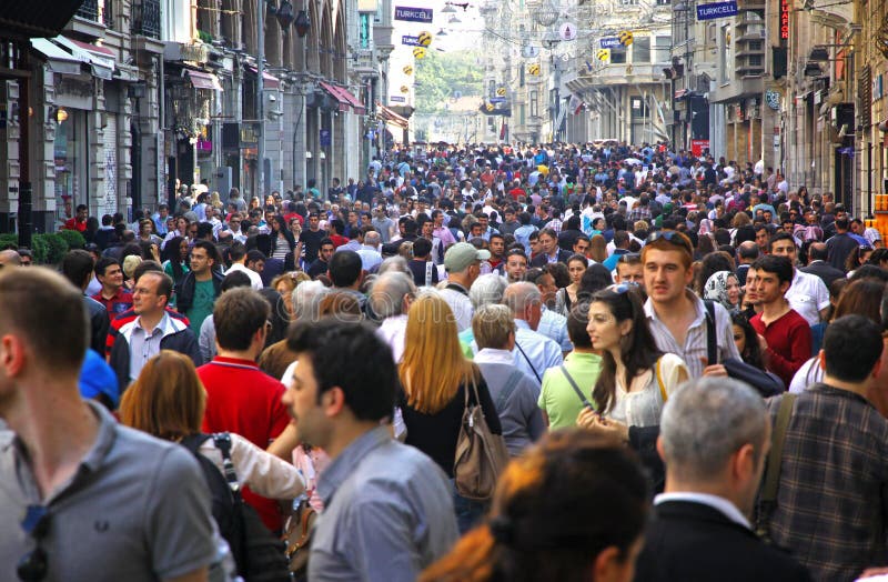 Gente que camina en la calle de Istiklal en Estambul