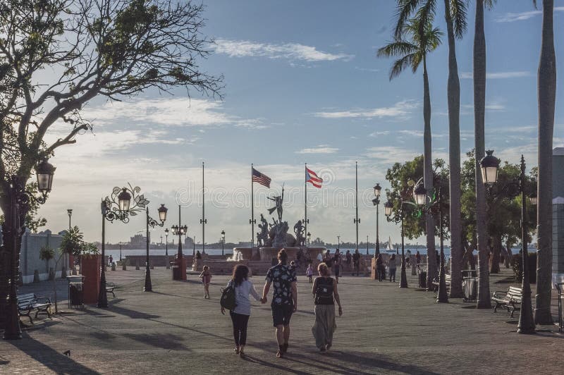 Gente que camina en la 'promenade' en San Juan foto de archivo libre de regalías Gente que camina en la 'promenade' en San Juan foto de archivo libre de regalías