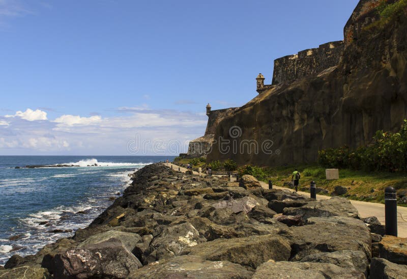 Gente que camina en la trayectoria debajo de la pared vieja del fuerte imágenes de archivo libres de regalías Gente que camina en la trayectoria debajo de la pared vieja del fuerte imágenes de archivo libres de regalías