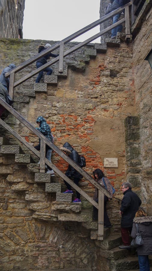 Gente que camina encima de las escaleras a la pared de la ciudad imágenes de archivo libres de regalías Gente que camina encima de las escaleras a la pared de la ciudad imágenes de archivo libres de regalías