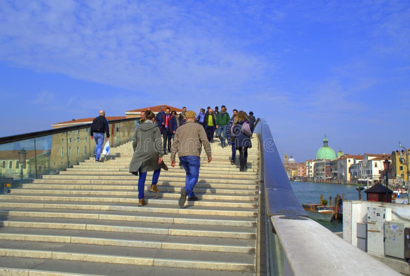 Gente que dispara en el nuevo puente de Venecia imagenes de archivo Gente que dispara en el nuevo puente de Venecia imagenes de archivo