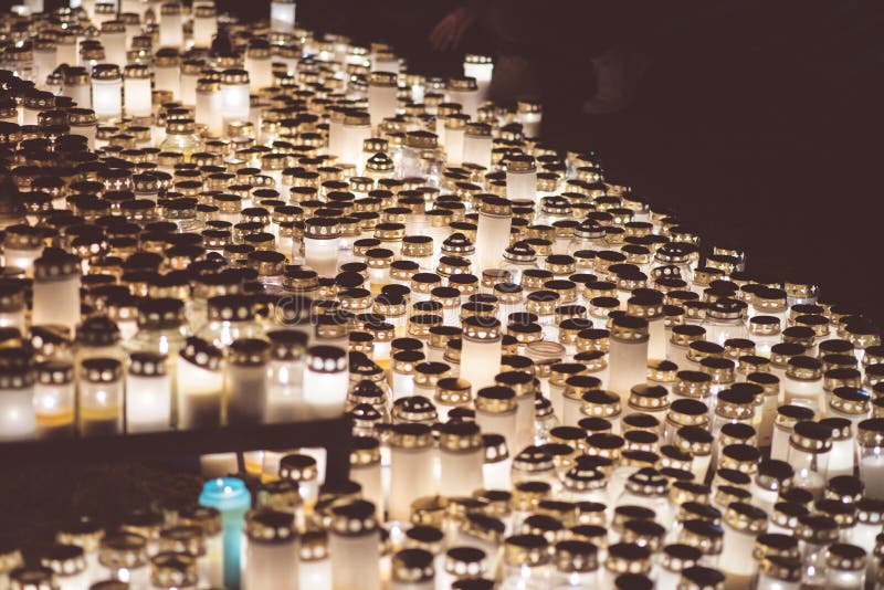 Gente que enciende velas en el cementerio de Kalevankangas en Tampere fotografía de archivo libre de regalías Gente que enciende velas en el cementerio de Kalevankangas en Tampere fotografía de archivo libre de regalías