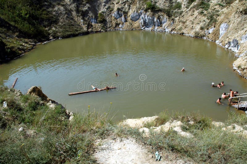 Gente que flota en el agua salada en una mina de sal abandonada fotos de archivo libres de regalías Gente que flota en el agua salada en una mina de sal abandonada fotos de archivo libres de regalías