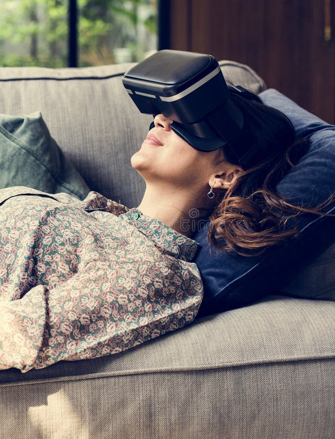Gente que goza de gafas de la realidad virtual imagen de archivo libre de regalías Gente que goza de gafas de la realidad virtual imagen de archivo libre de regalías