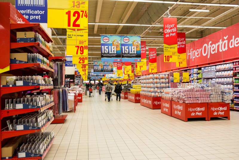 Gente que hace compras en supermercado fotografía de archivo Gente que hace compras en supermercado fotografía de archivo