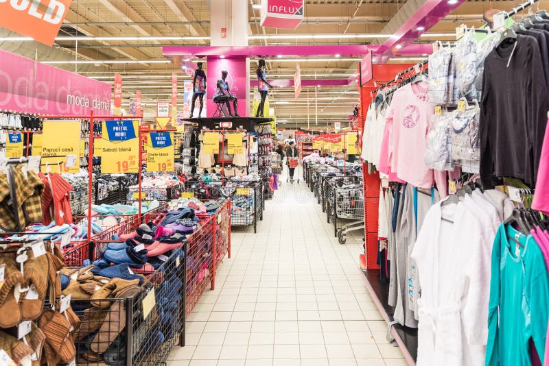 Gente Que Hace Compras Para La Ropa Barata En Tienda Del Supermercado Imagen de archivo - Imagen de hipermercado, consumerismo: 50812204