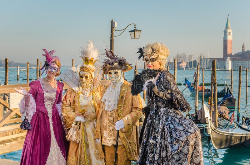 Gente que lleva los trajes tradicionales en el carnaval de Venecia foto de archivo libre de regalías Gente que lleva los trajes tradicionales en el carnaval de Venecia foto de archivo libre de regalías