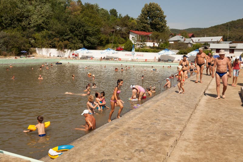 Gente que nada en piscina pública foto de archivo Gente que nada en piscina pública foto de archivo