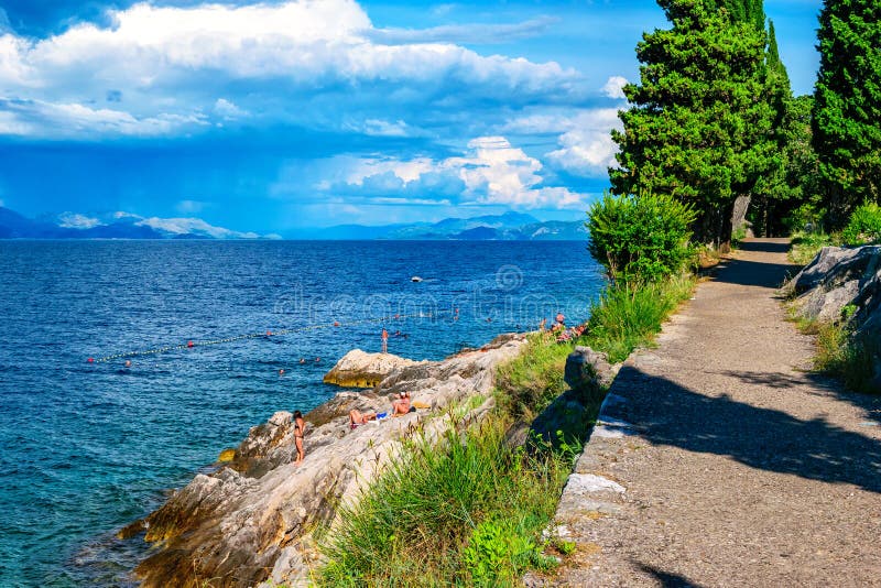 Gente que nada y que toma el sol en las rocas en Croacia meridional imágenes de archivo libres de regalías Gente que nada y que toma el sol en las rocas en Croacia meridional imágenes de archivo libres de regalías