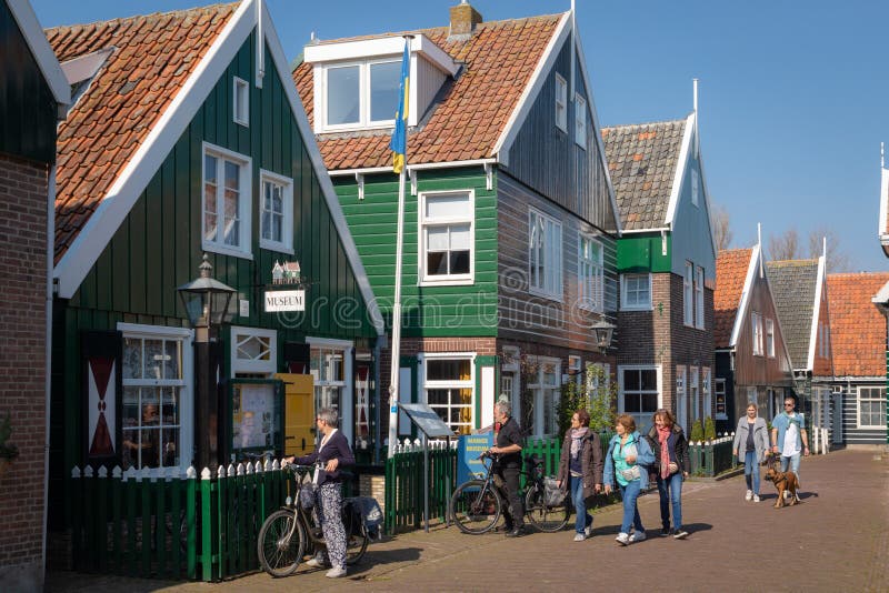 Gente que pasa por el museo del marcador en el pueblo de Marken imagenes de archivo Gente que pasa por el museo del marcador en el pueblo de Marken imagenes de archivo