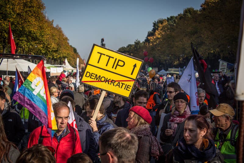 Gente que protesta contra ttip en Berlín, Alemania foto de archivo Gente que protesta contra ttip en Berlín, Alemania foto de archivo