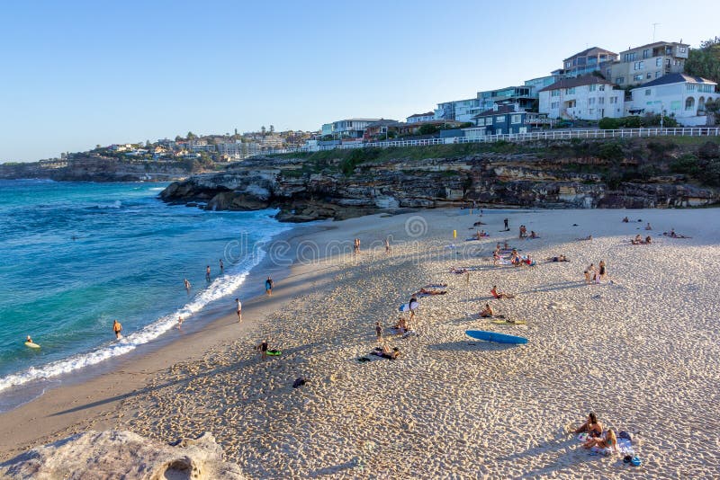 Gente que relaja y que tiene sunbath en la playa fotografía de archivo Gente que relaja y que tiene sunbath en la playa fotografía de archivo